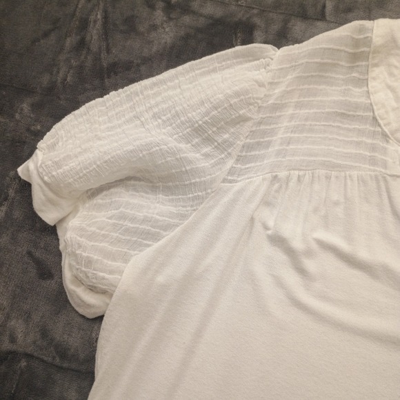 Flower & Feather Tunic Top Plus Size 2X White Sheer Sleeve V Neck - Picture 2 of 8